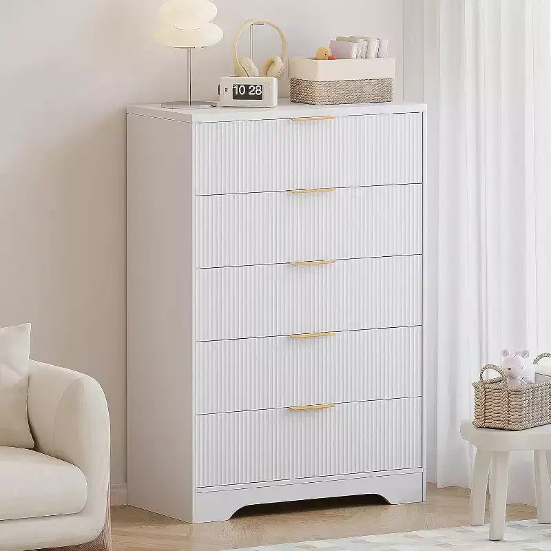 Cassettiera a 5 cassetti scanalata alta 119 cm con maniglie dorate, mobile contenitore con finitura color legno per armadio e ingresso, organizer multiuso