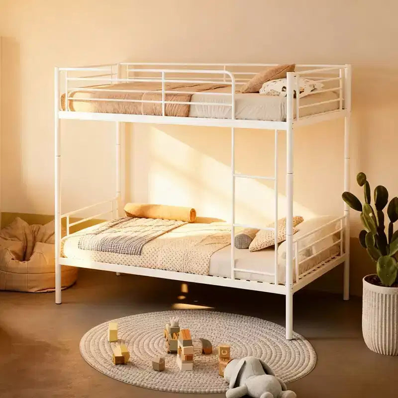 Letto a castello in metallo di dimensioni standard resistente con scalette e sponda alta, struttura letto contemporanea per camera da letto, appartamenti